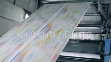 彩色报纸上的一条印刷线，现代科技。